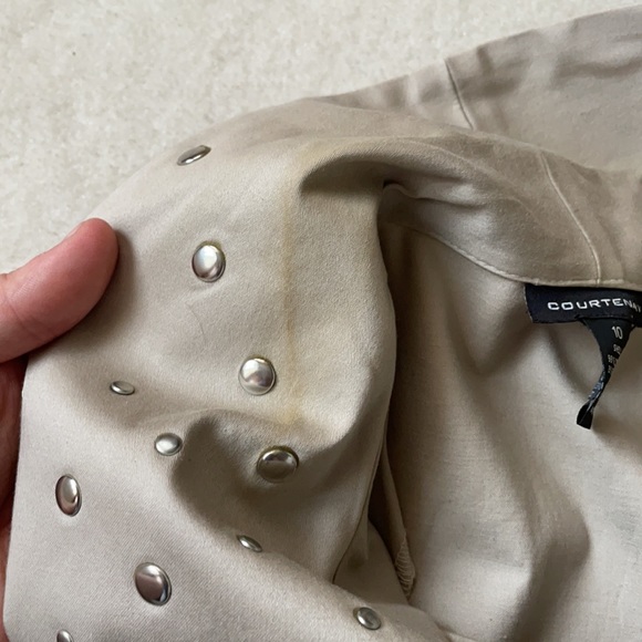 Chic cropped Trench Coat with Metal Stud detailing on Collar - Picture 6 of 16